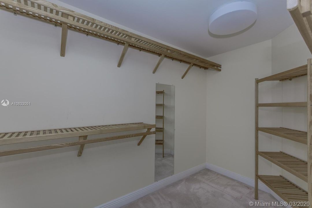 Vendido Recientemente: $1,050,000 (3 camas, 3 baños, 3057 Pies cuadrados)