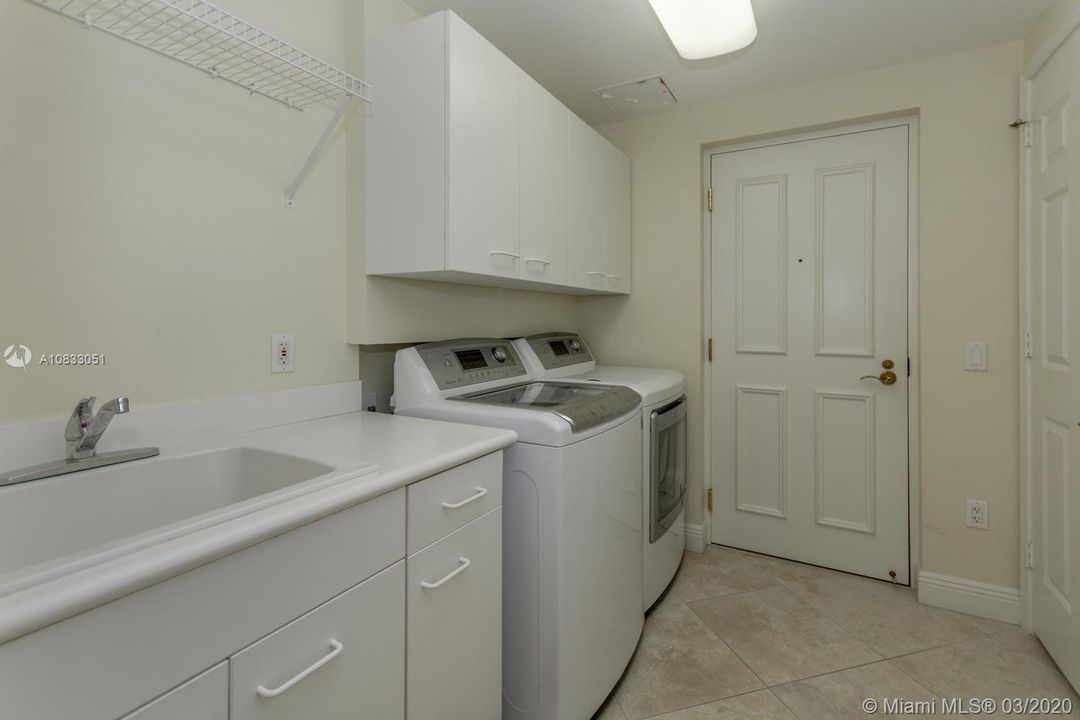 Vendido Recientemente: $1,050,000 (3 camas, 3 baños, 3057 Pies cuadrados)