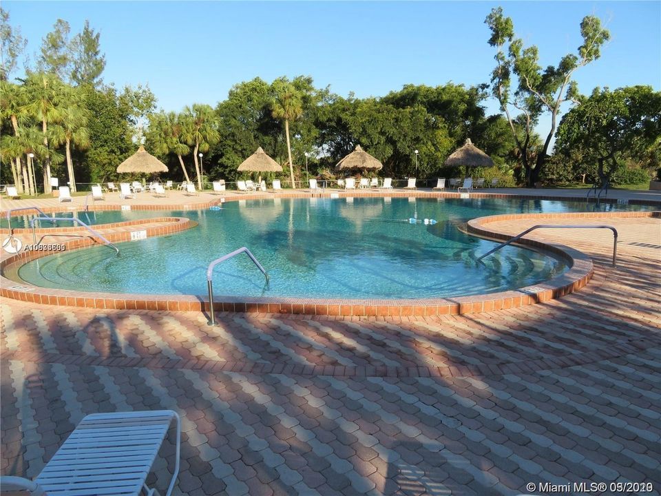 resort style pool - great amenities