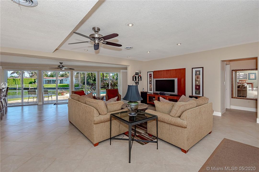 Vendido Recientemente: $960,000 (3 camas, 3 baños, 2239 Pies cuadrados)