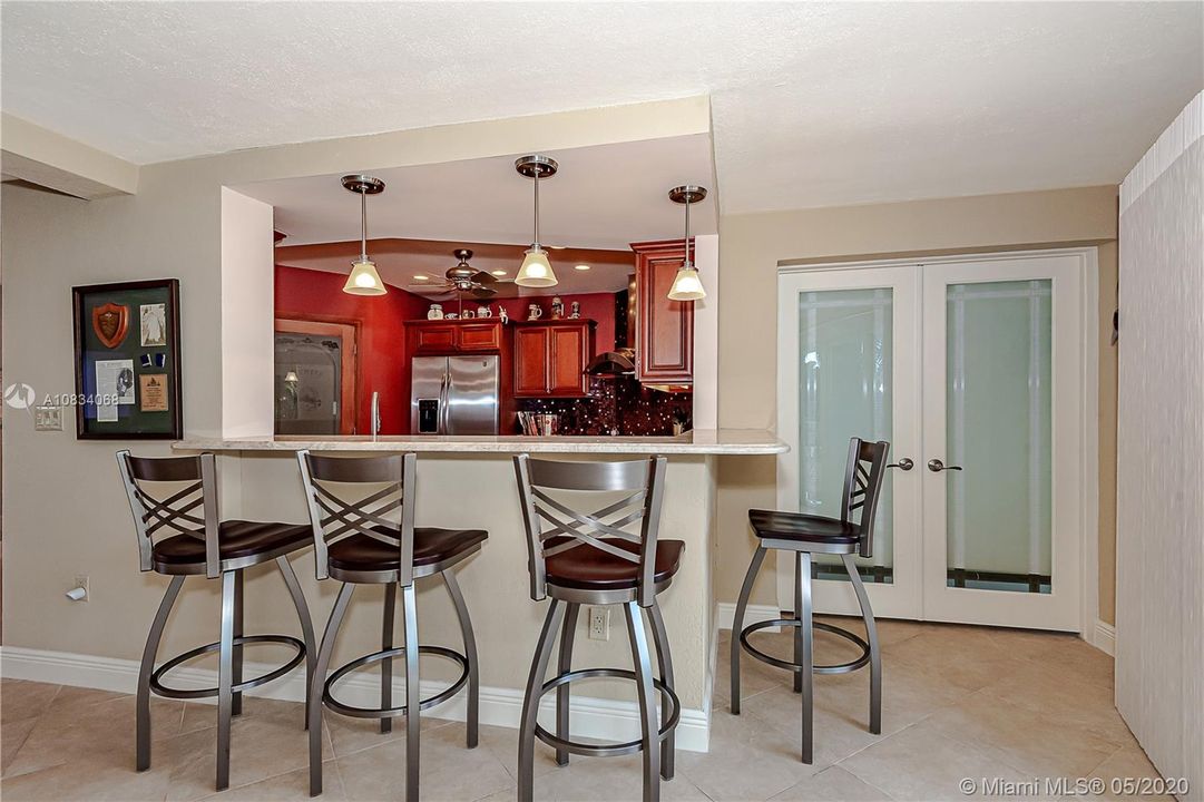 Vendido Recientemente: $960,000 (3 camas, 3 baños, 2239 Pies cuadrados)