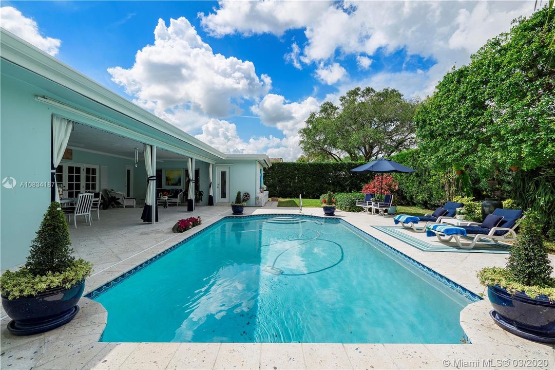 Recently Sold: $510,000 (4 beds, 2 baths, 2555 Square Feet)