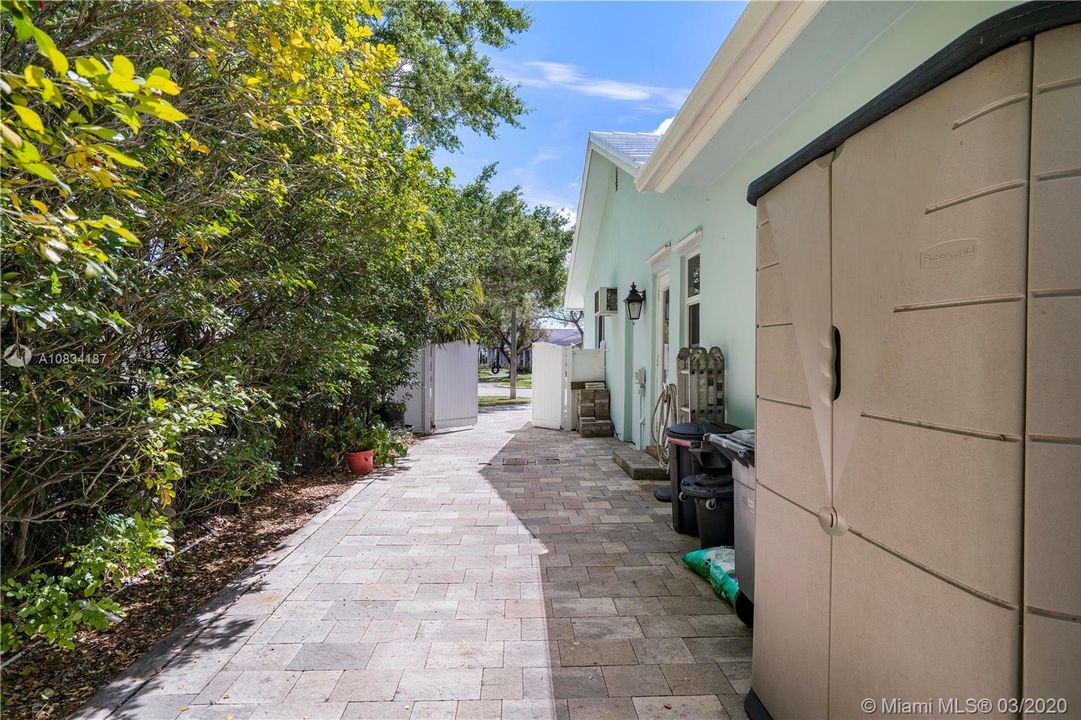 Recently Sold: $510,000 (4 beds, 2 baths, 2555 Square Feet)