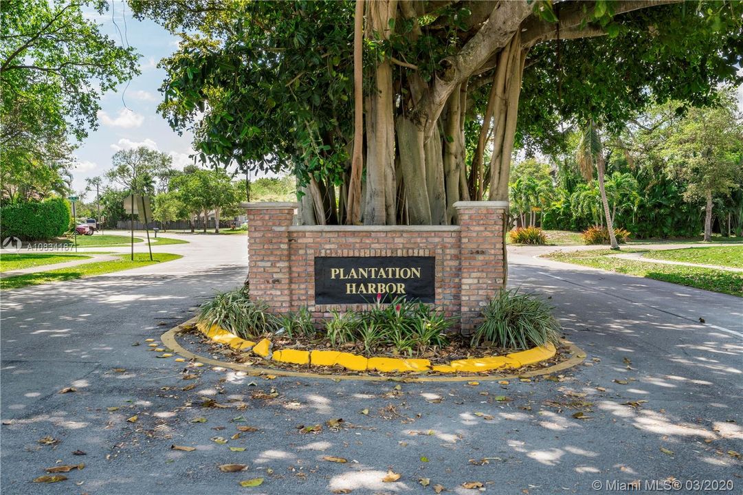 Recently Sold: $510,000 (4 beds, 2 baths, 2555 Square Feet)
