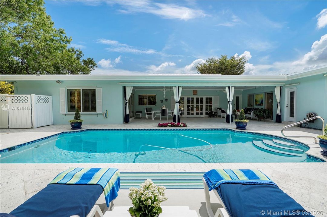 Recently Sold: $510,000 (4 beds, 2 baths, 2555 Square Feet)