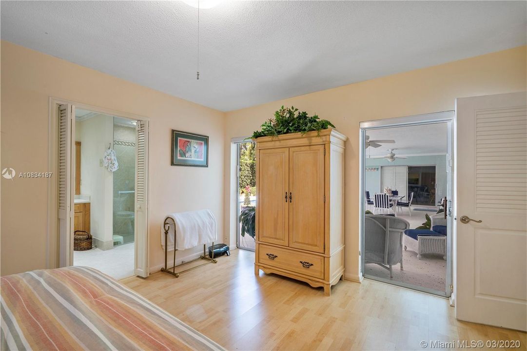 Recently Sold: $510,000 (4 beds, 2 baths, 2555 Square Feet)
