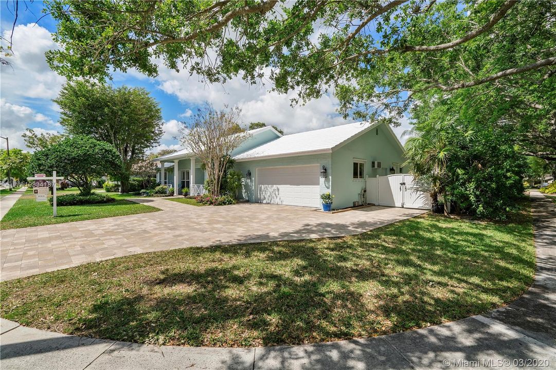 Recently Sold: $510,000 (4 beds, 2 baths, 2555 Square Feet)