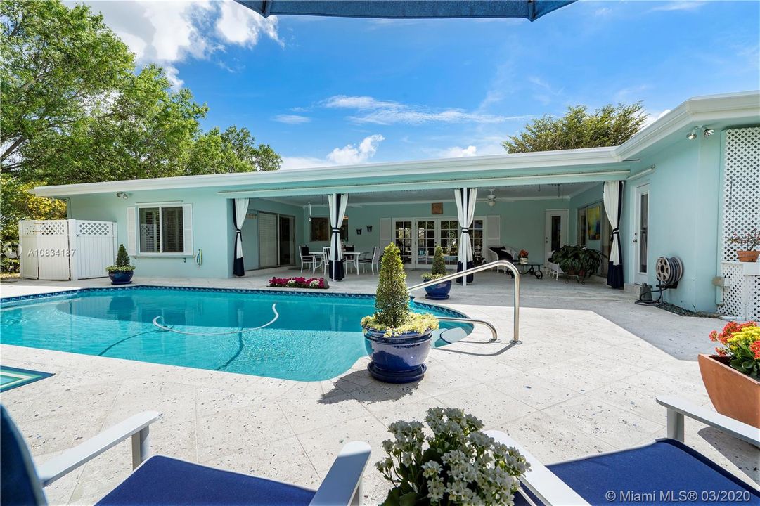 Recently Sold: $510,000 (4 beds, 2 baths, 2555 Square Feet)