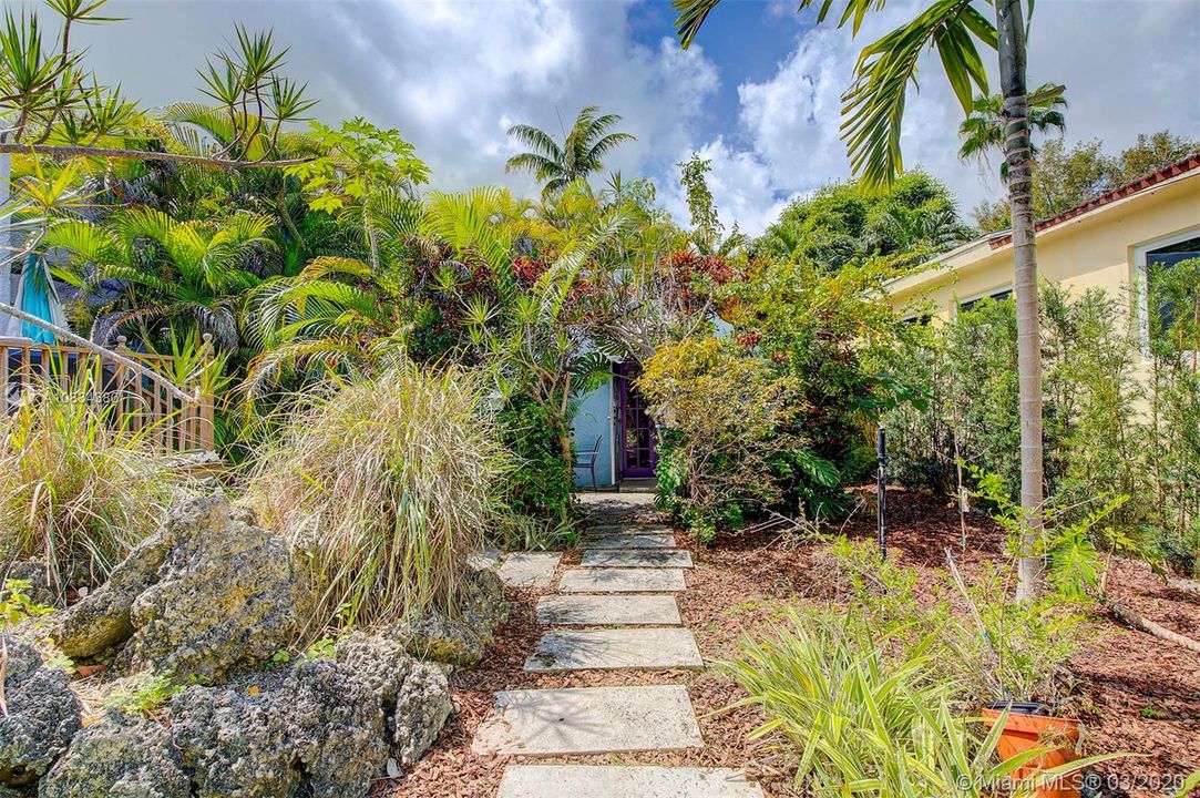 Pathway to charming Cottage-Guest House