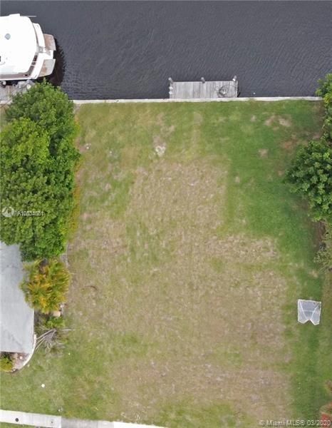 Vendido Recientemente: $775,000 (0.18 acres)