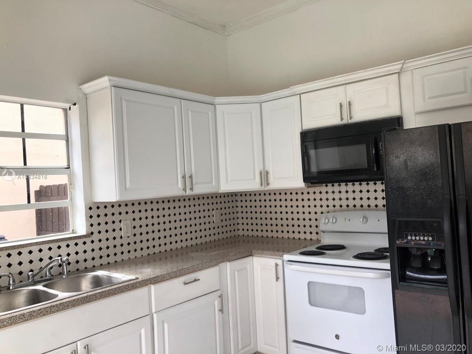 Recently Rented: $1,900 (3 beds, 2 baths, 1023 Square Feet)