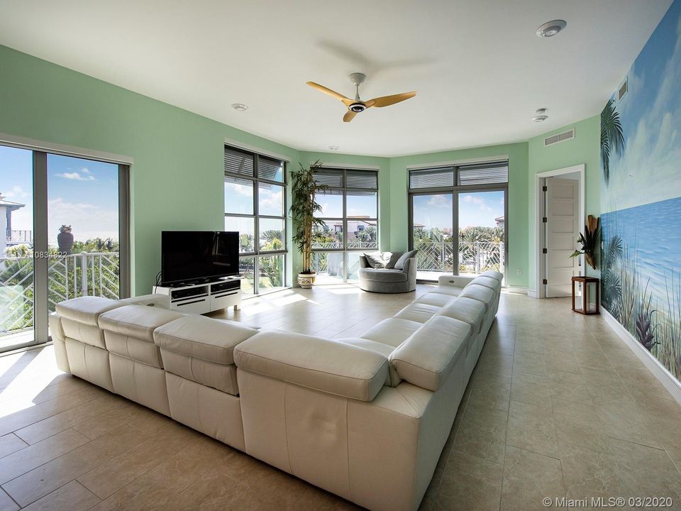 Recently Sold: $995,000 (3 beds, 3 baths, 2180 Square Feet)