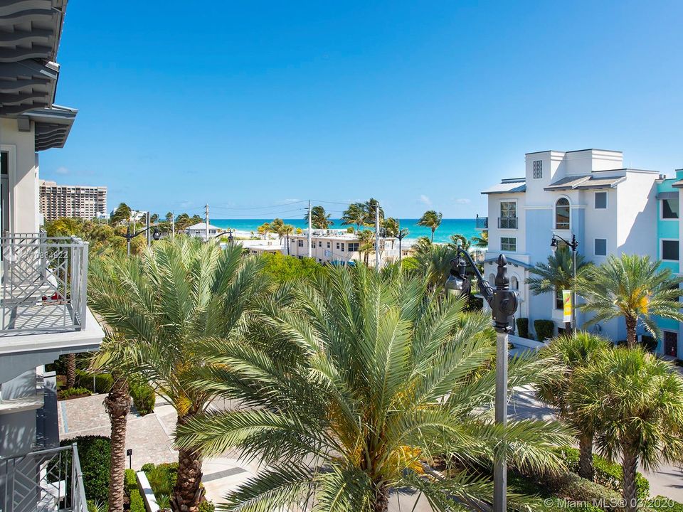 Recently Sold: $995,000 (3 beds, 3 baths, 2180 Square Feet)
