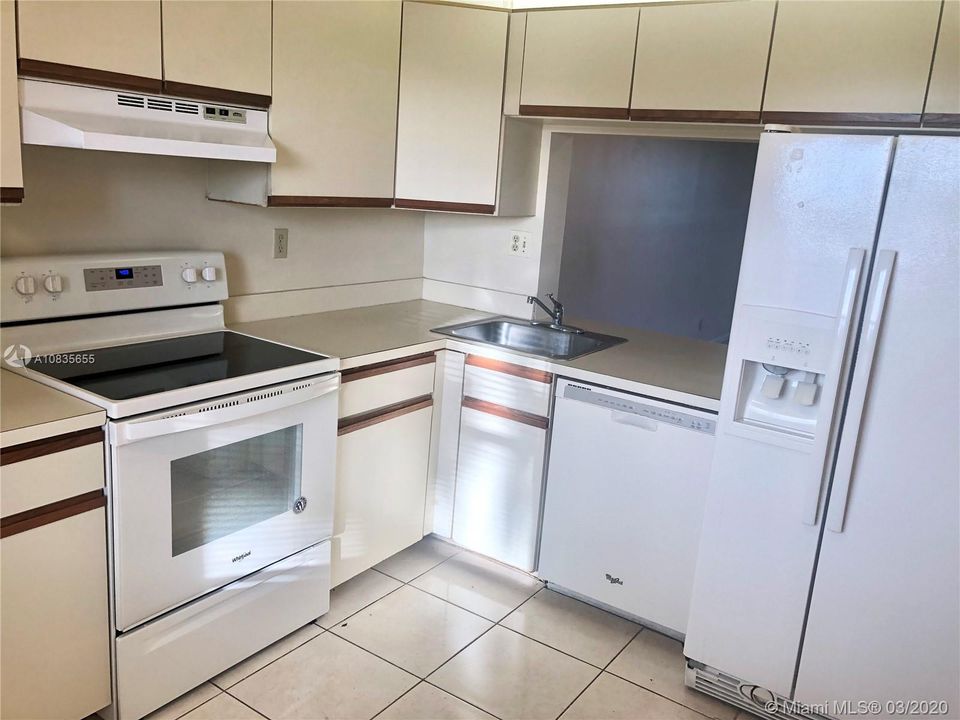LARGE BRIGHT KITCHEN