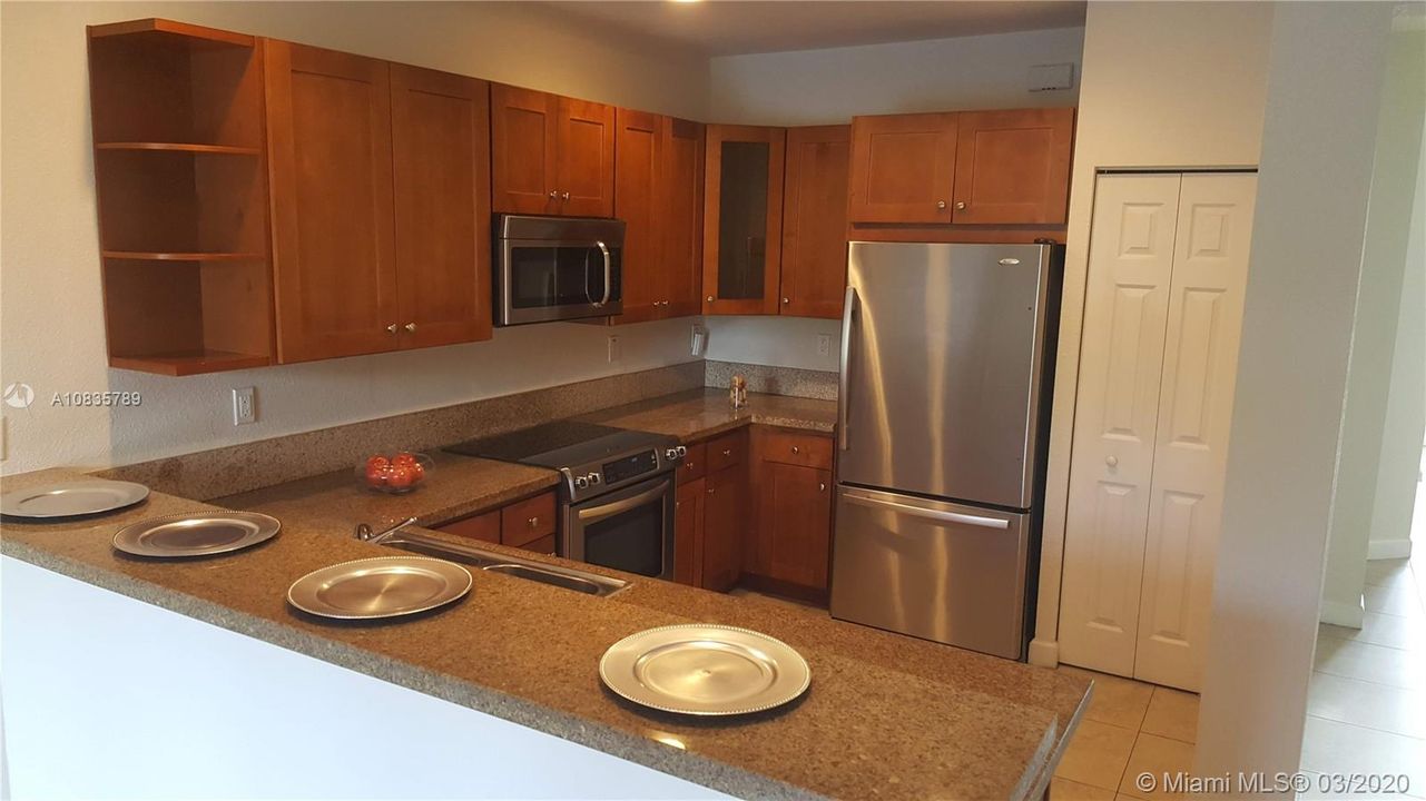 最近租的: $2,650 (3 贝兹, 3 浴室, 2001 平方英尺)