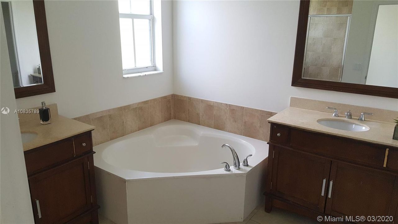 最近租的: $2,650 (3 贝兹, 3 浴室, 2001 平方英尺)