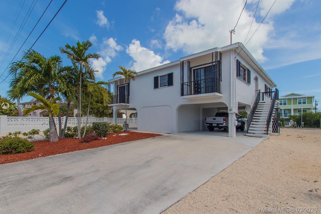 Recently Sold: $825,000 (4 beds, 2 baths, 1781 Square Feet)