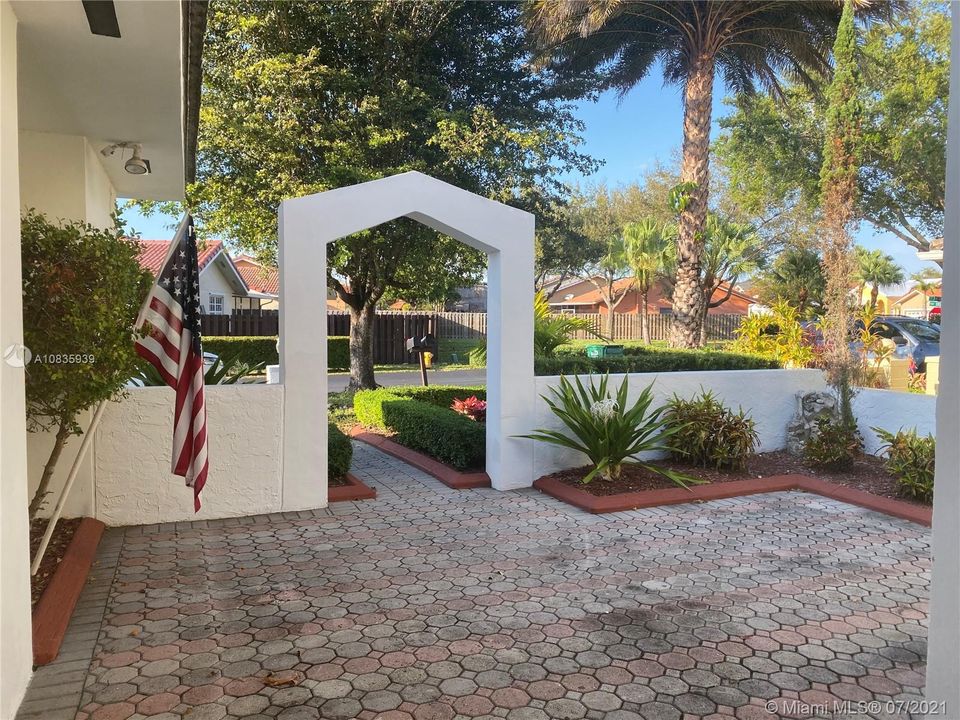 Recently Sold: $429,000 (3 beds, 2 baths, 1541 Square Feet)