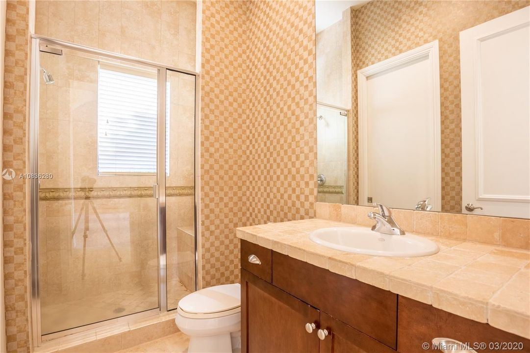 Vendido Recientemente: $1,200,000 (7 camas, 6 baños, 5781 Pies cuadrados)