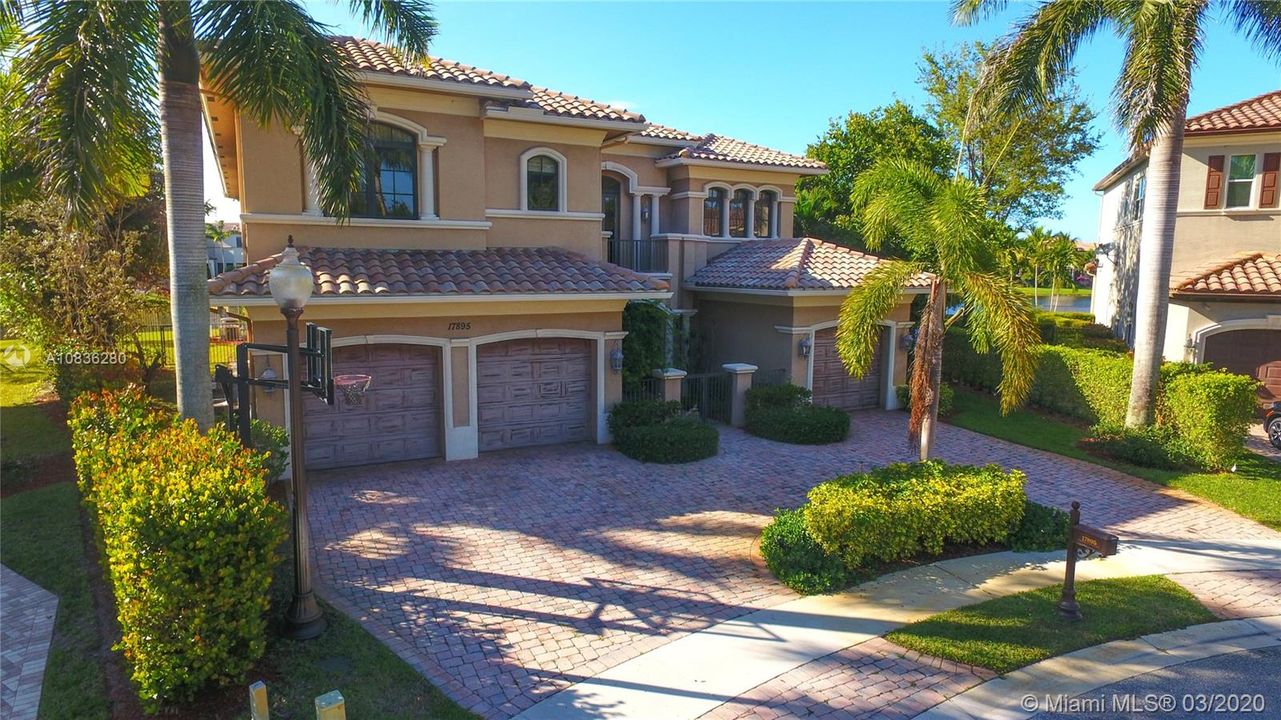 Vendido Recientemente: $1,200,000 (7 camas, 6 baños, 5781 Pies cuadrados)