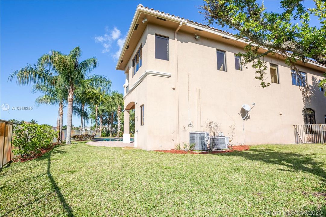 Vendido Recientemente: $1,200,000 (7 camas, 6 baños, 5781 Pies cuadrados)
