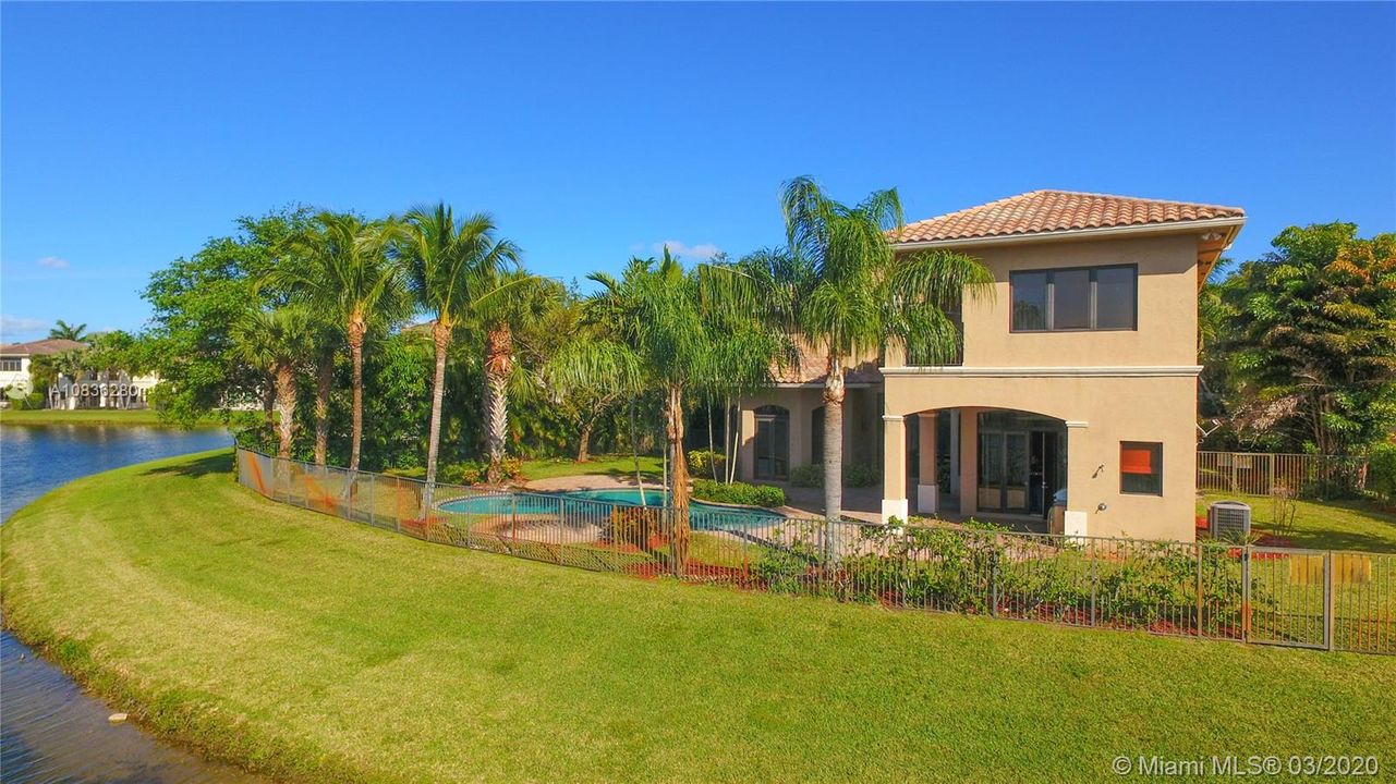 Vendido Recientemente: $1,200,000 (7 camas, 6 baños, 5781 Pies cuadrados)
