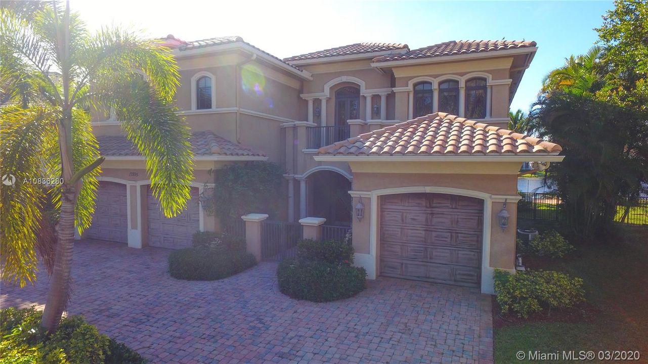 Vendido Recientemente: $1,200,000 (7 camas, 6 baños, 5781 Pies cuadrados)