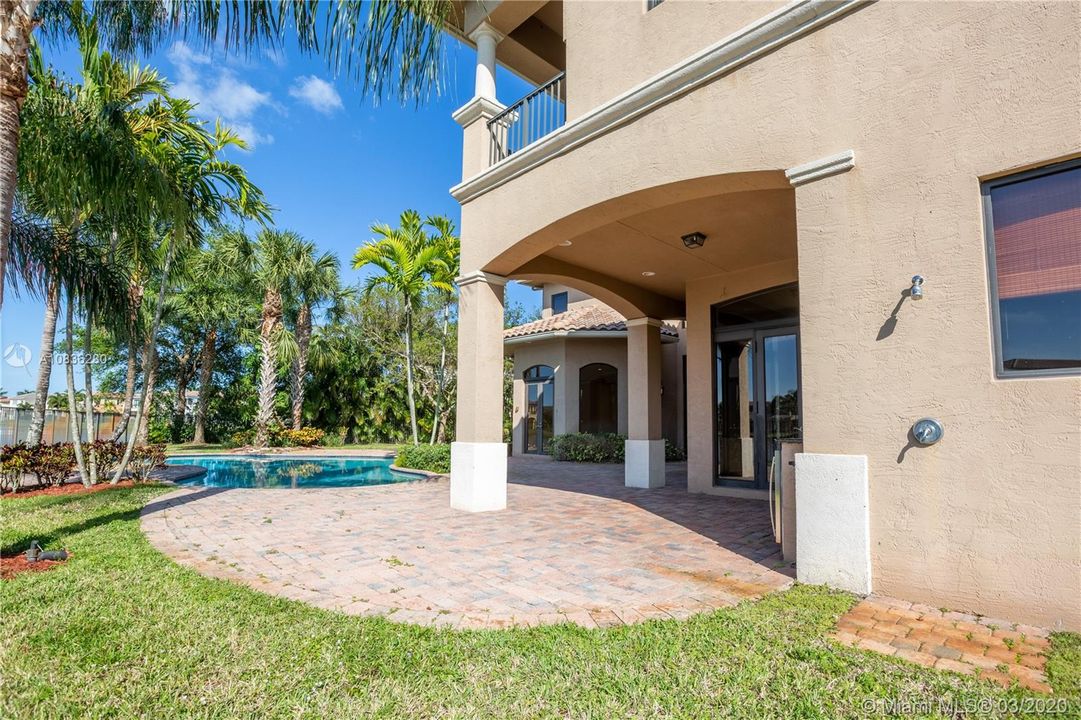 Vendido Recientemente: $1,200,000 (7 camas, 6 baños, 5781 Pies cuadrados)