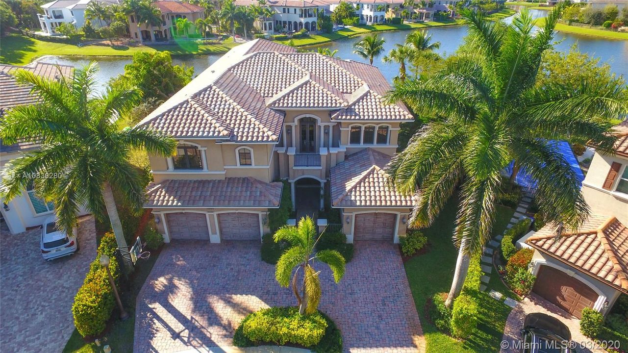 Vendido Recientemente: $1,200,000 (7 camas, 6 baños, 5781 Pies cuadrados)