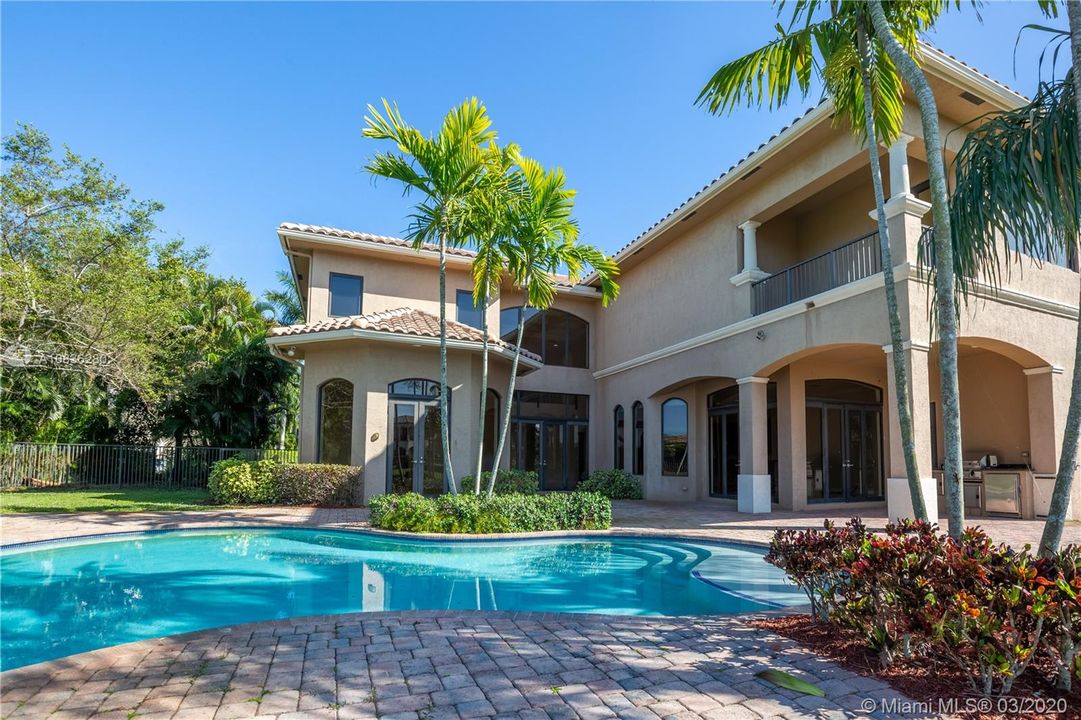 Vendido Recientemente: $1,200,000 (7 camas, 6 baños, 5781 Pies cuadrados)