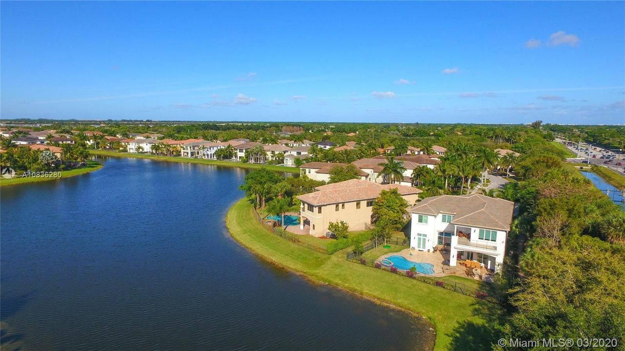 Vendido Recientemente: $1,200,000 (7 camas, 6 baños, 5781 Pies cuadrados)