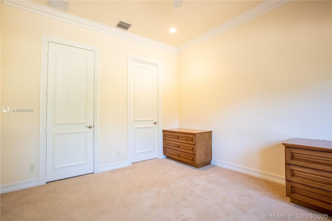 Vendido Recientemente: $1,200,000 (7 camas, 6 baños, 5781 Pies cuadrados)