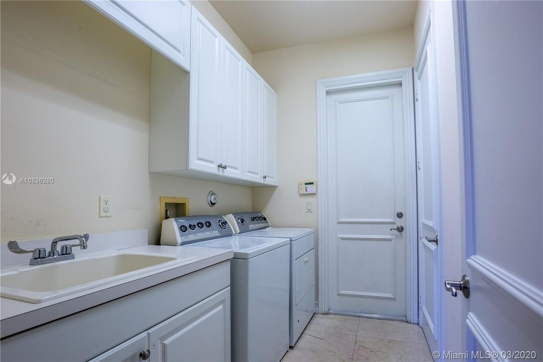Vendido Recientemente: $1,200,000 (7 camas, 6 baños, 5781 Pies cuadrados)