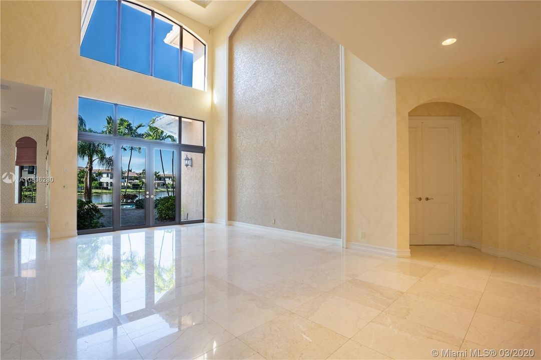 Vendido Recientemente: $1,200,000 (7 camas, 6 baños, 5781 Pies cuadrados)