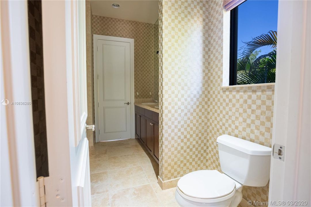 Vendido Recientemente: $1,200,000 (7 camas, 6 baños, 5781 Pies cuadrados)