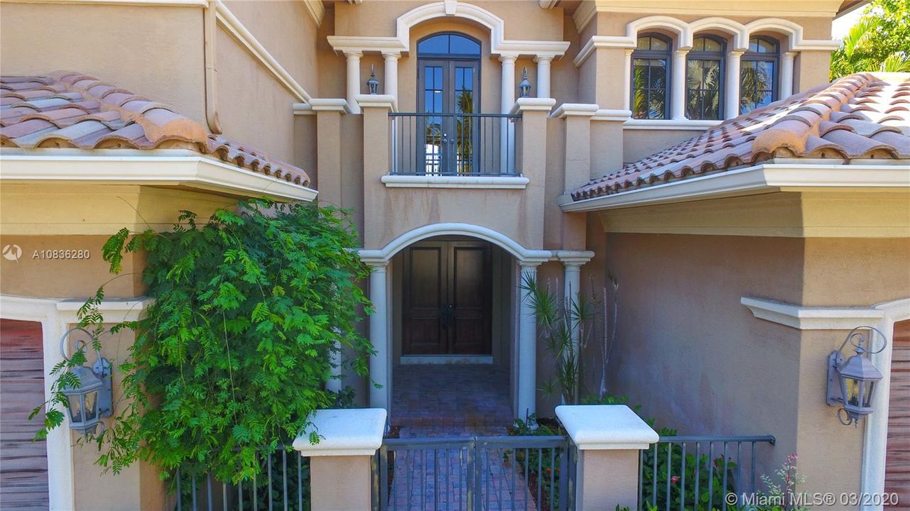 Vendido Recientemente: $1,200,000 (7 camas, 6 baños, 5781 Pies cuadrados)