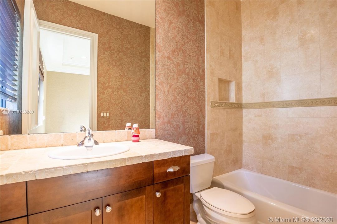Vendido Recientemente: $1,200,000 (7 camas, 6 baños, 5781 Pies cuadrados)
