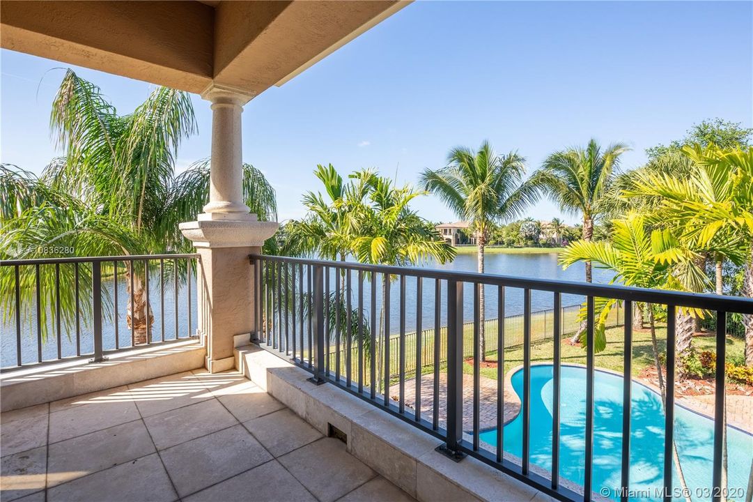 Vendido Recientemente: $1,200,000 (7 camas, 6 baños, 5781 Pies cuadrados)