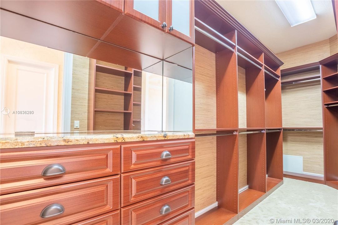 Vendido Recientemente: $1,200,000 (7 camas, 6 baños, 5781 Pies cuadrados)