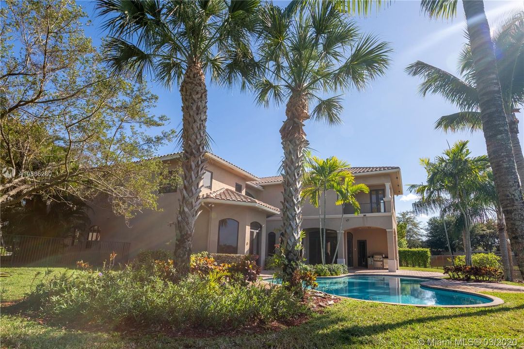 Vendido Recientemente: $1,200,000 (7 camas, 6 baños, 5781 Pies cuadrados)