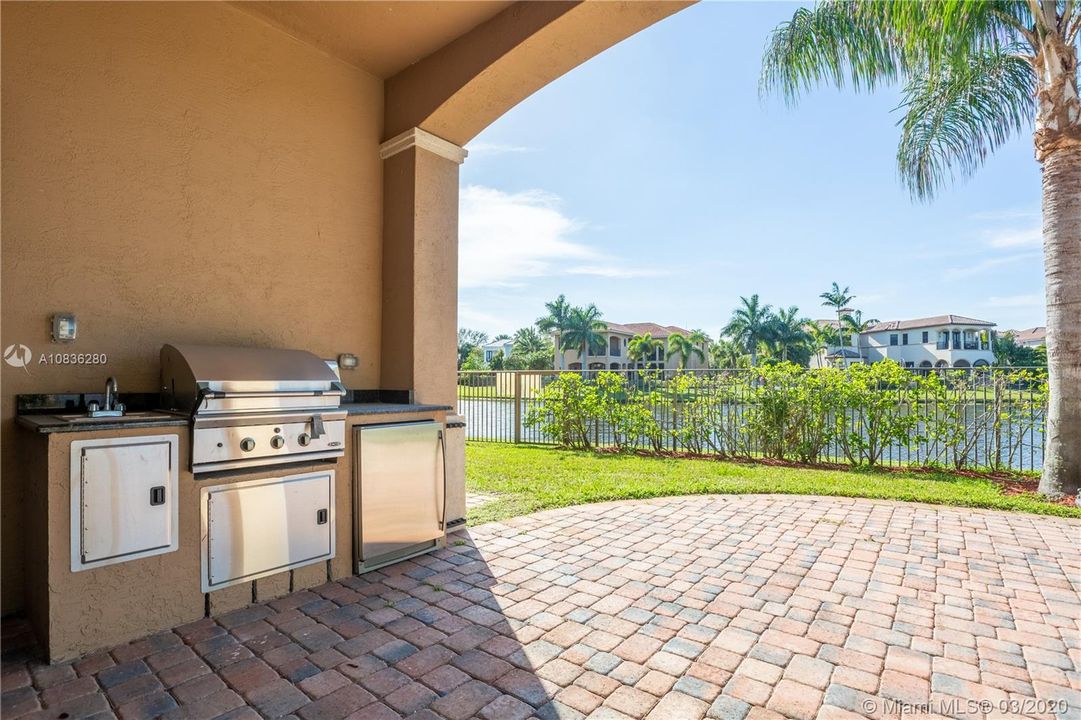 Vendido Recientemente: $1,200,000 (7 camas, 6 baños, 5781 Pies cuadrados)