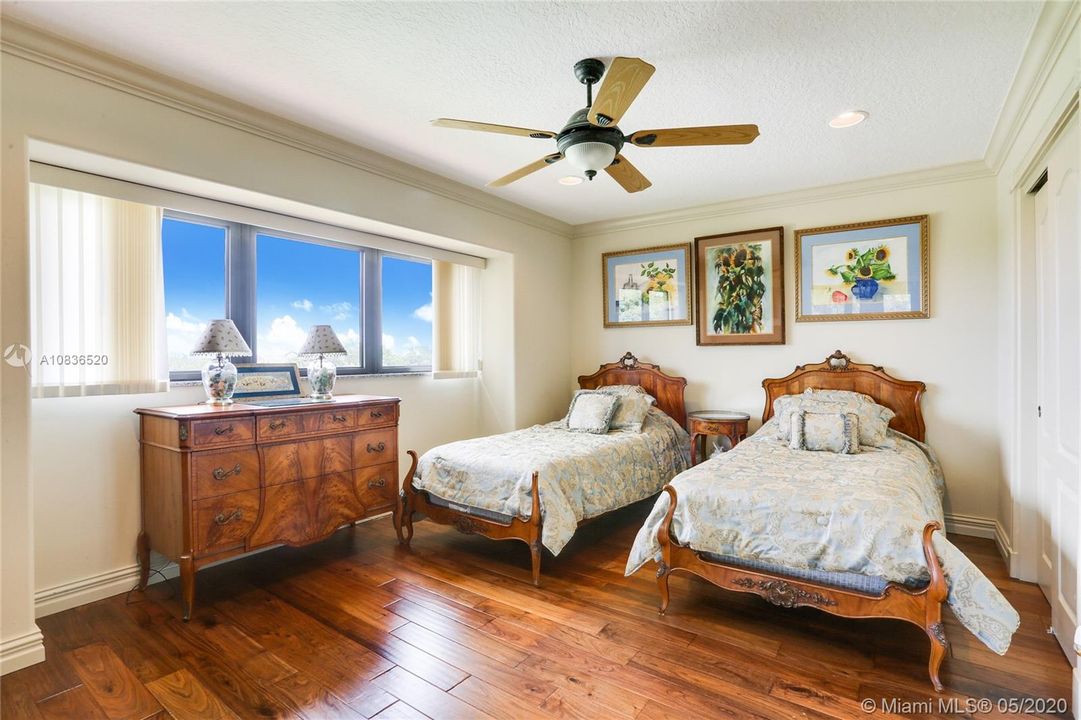 Guest Suite on 2nd floor overlooks golf, Intracoastal and Ocean