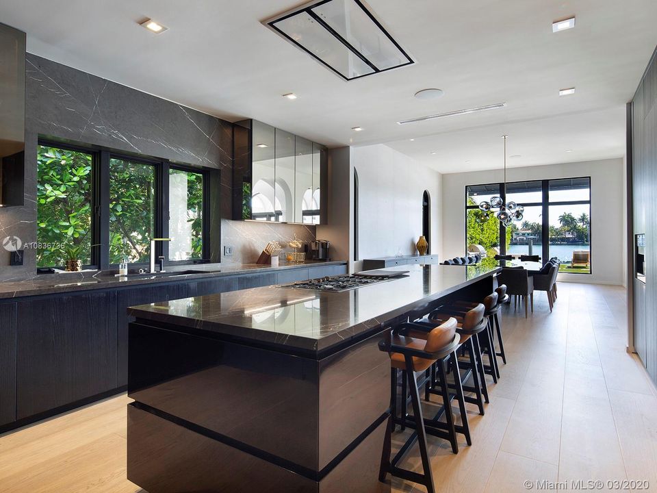 Recientemente alquilado: $70,000 (5 camas, 6 baños, 5970 Pies cuadrados)