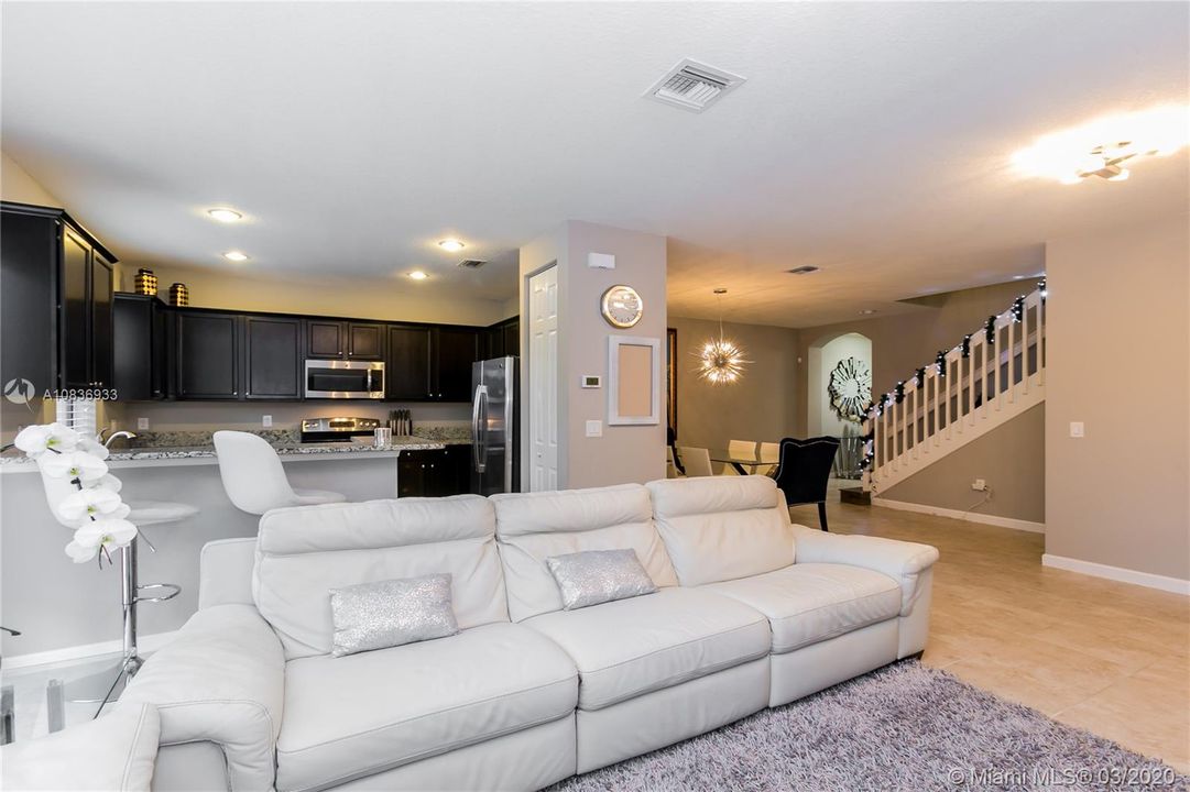 Recently Rented: $3,000 (3 beds, 2 baths, 1835 Square Feet)
