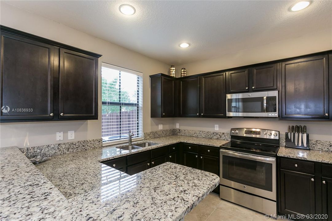 Recently Rented: $3,000 (3 beds, 2 baths, 1835 Square Feet)