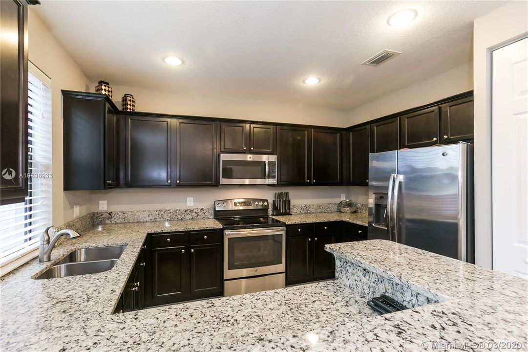 Recently Rented: $3,000 (3 beds, 2 baths, 1835 Square Feet)