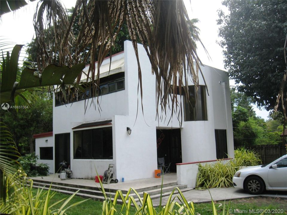 Neighbor, sister-twin house; this is how subject property can look like outside after pressure cleaning & painting.