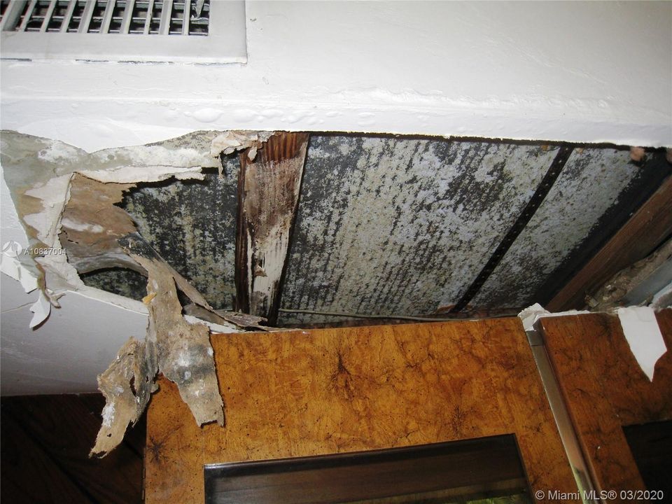 Evidence of leaks, this one could be caused by AC ducts nearby