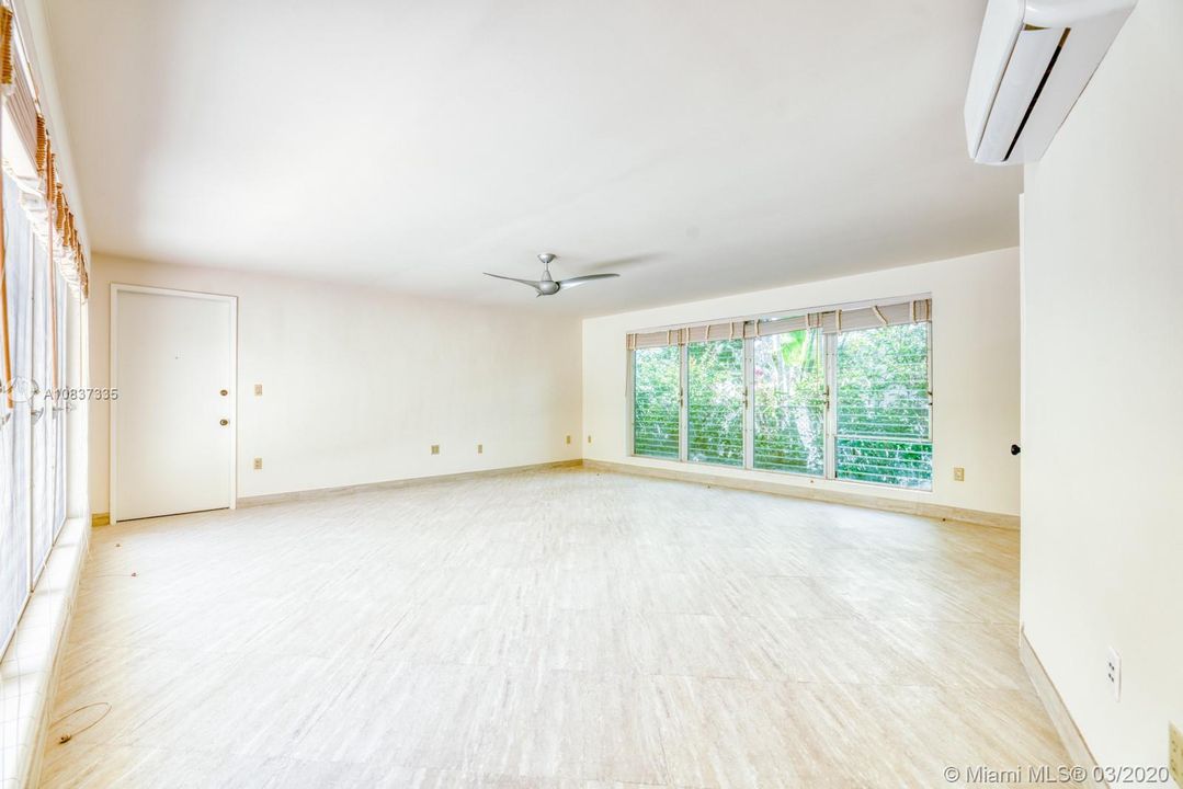 Living Room / Dining Main entrance