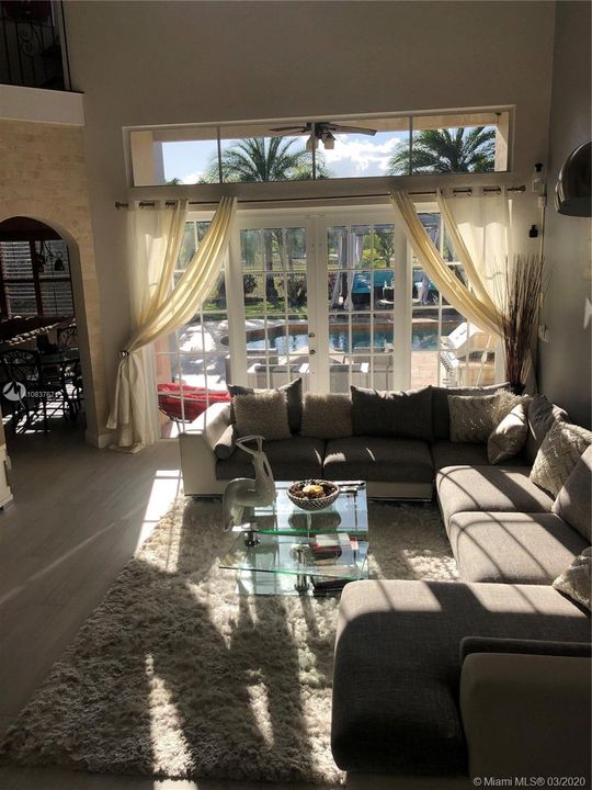 Direct view to the pool upon entry